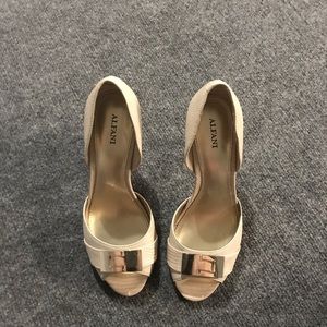 NWT Alfani open toe cream pumps